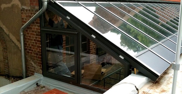 Modernes Schrägdach mit großer Glasfläche und Fenster für energieeffizienten Dachausbau.