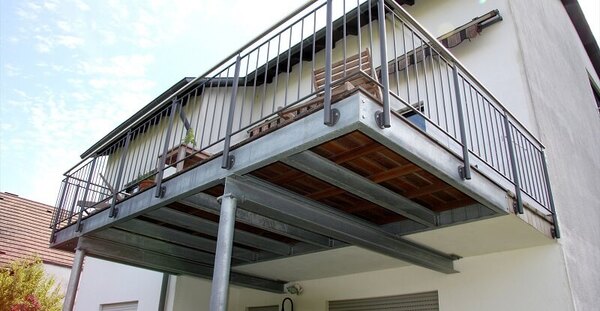 Moderner Balkon aus Stahl mit Geländer an Einfamilienhaus, wetterfest konstruiert.